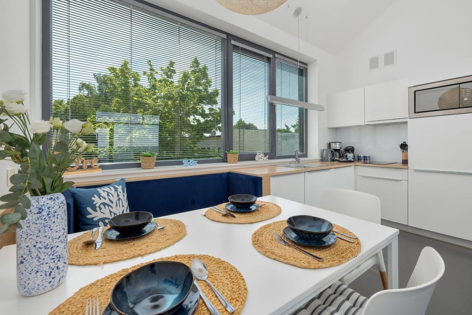 Coffee/tea facilities, Kitchen or kitchenette, Dining area, microwave