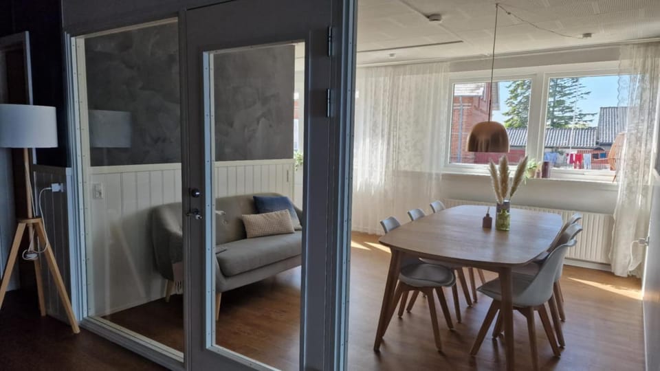 Seating area, Dining area