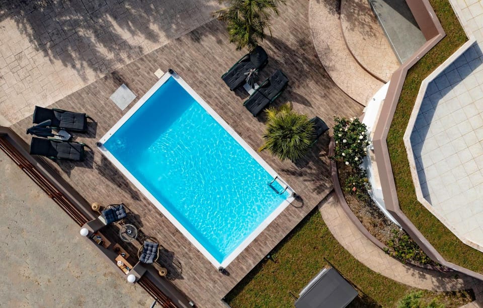 Seating area, Swimming pool, sunbed