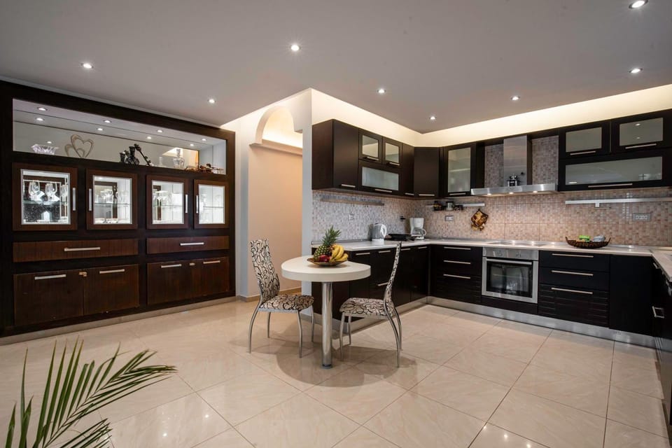 Dining area, kitchen