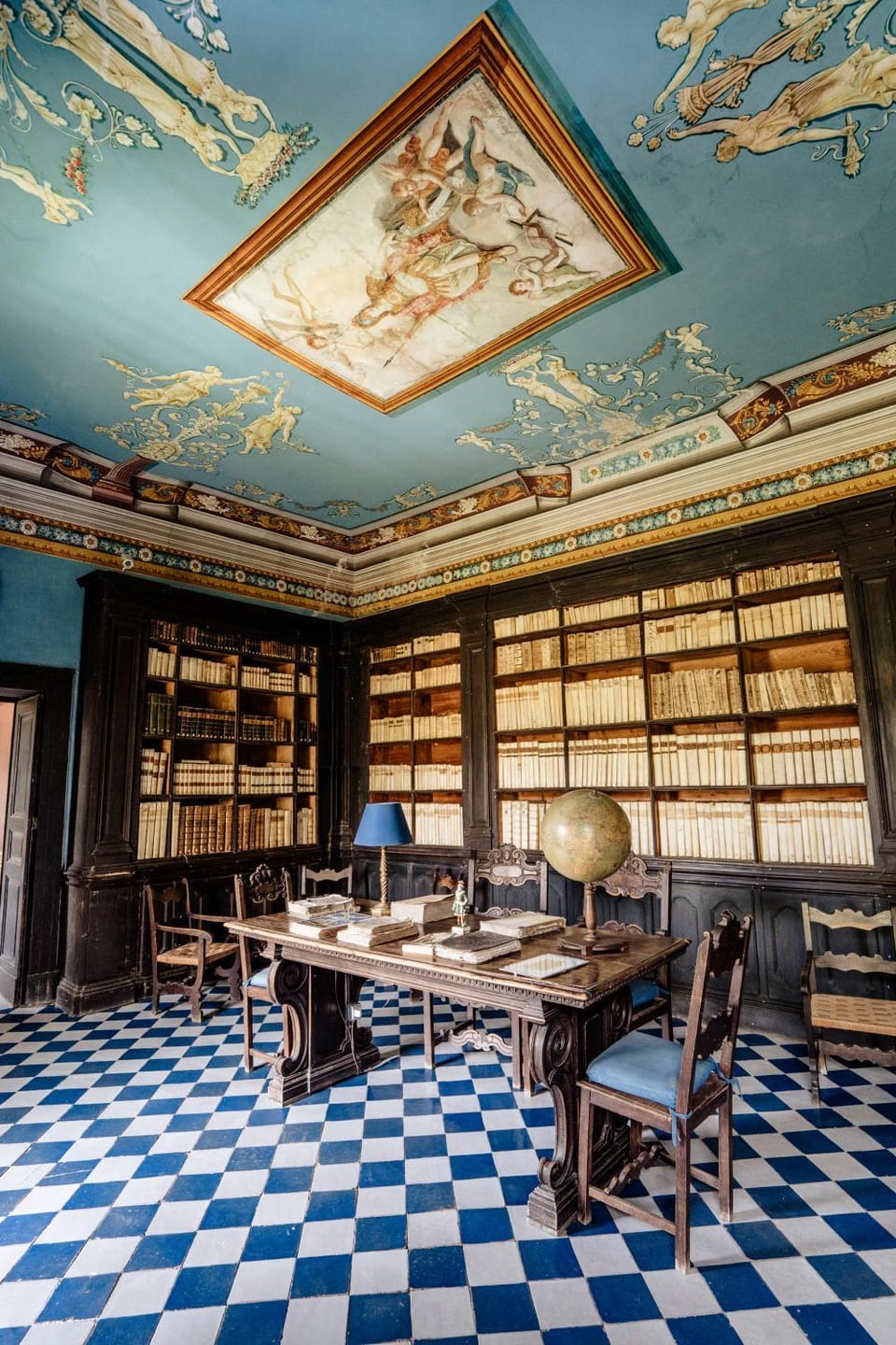 Library, Living room, Seating area