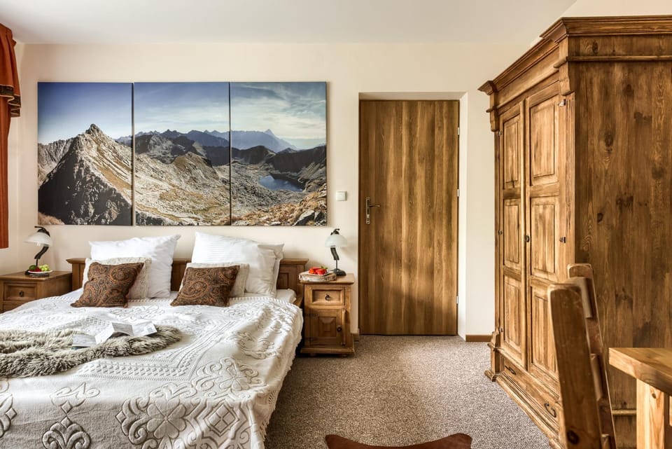 Bed, Photo of the whole room, Bedroom, Mountain view