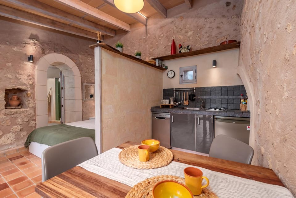 Bed, Dining area, kitchen