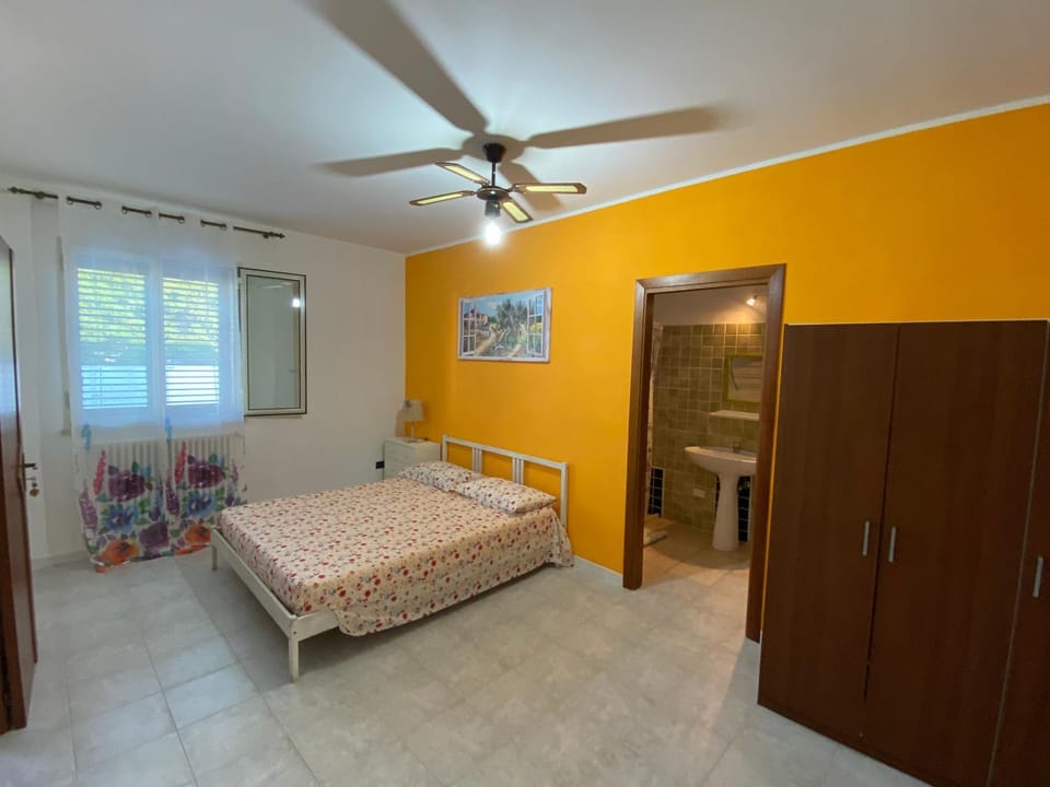 Bed, Photo of the whole room, Bedroom, fireplace, wardrobe