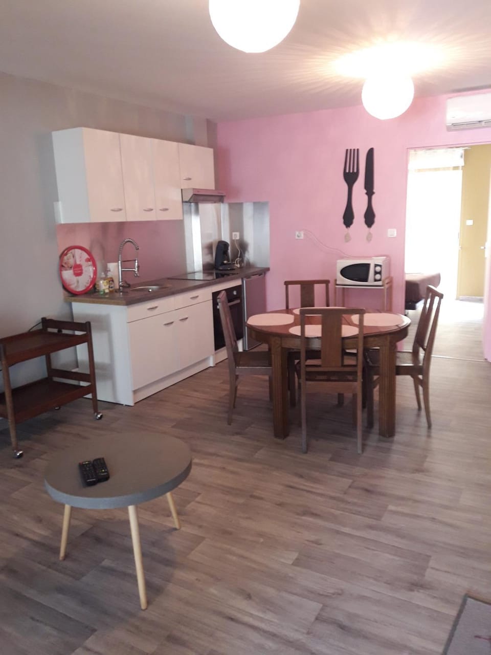 Kitchen or kitchenette, Dining area