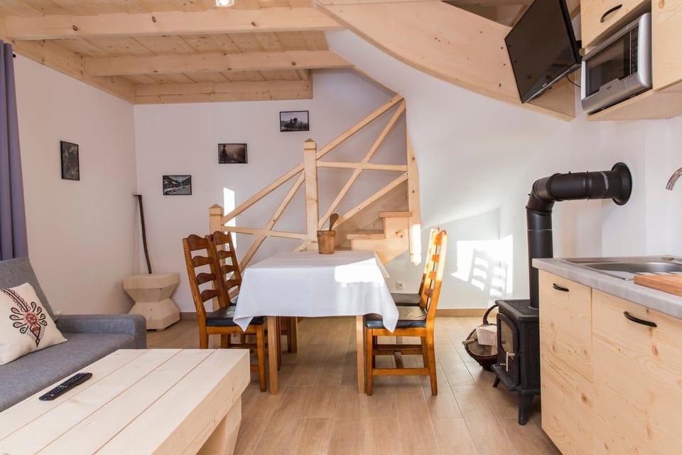 Bed, TV and multimedia, Kitchen or kitchenette, Photo of the whole room, Dining area