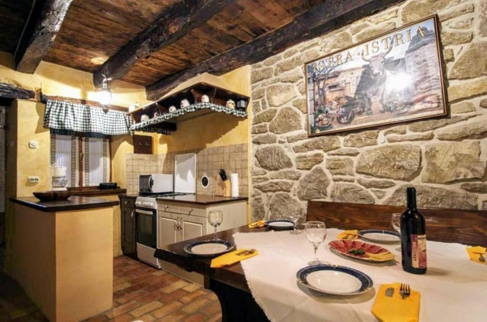 Kitchen or kitchenette, Dining area, pet friendly, stove