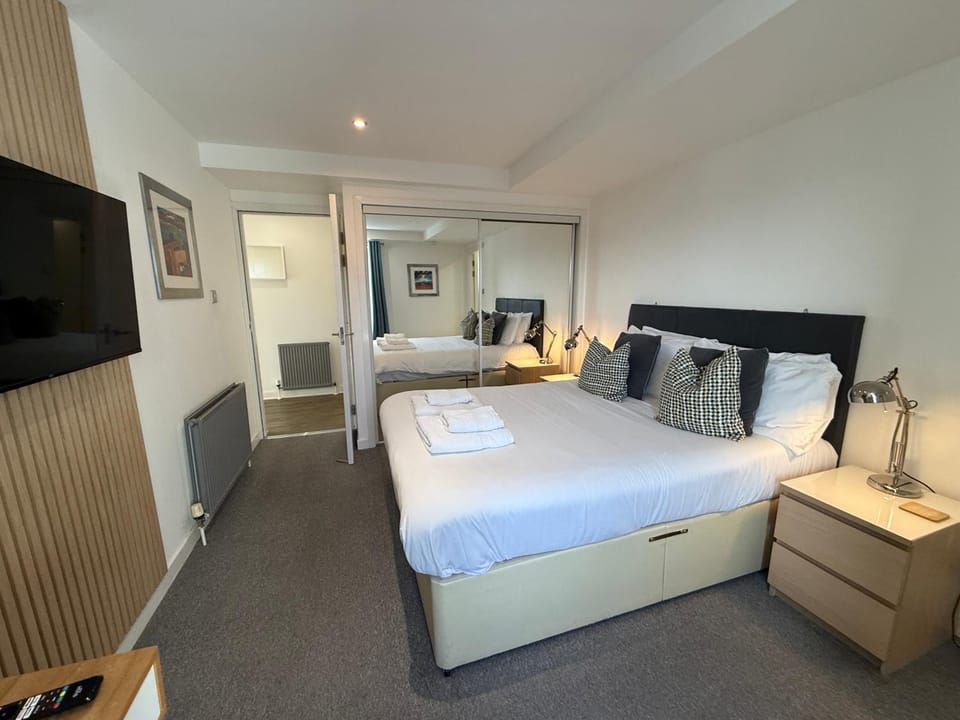 Bed, TV and multimedia, Photo of the whole room, Bedroom