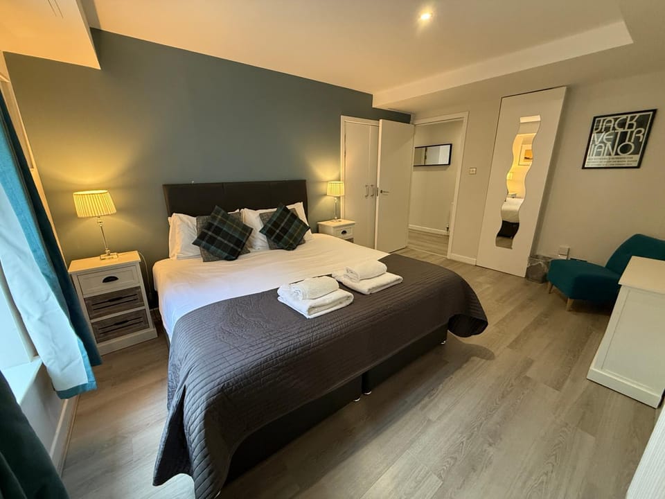 Bed, Photo of the whole room, Bedroom, towels