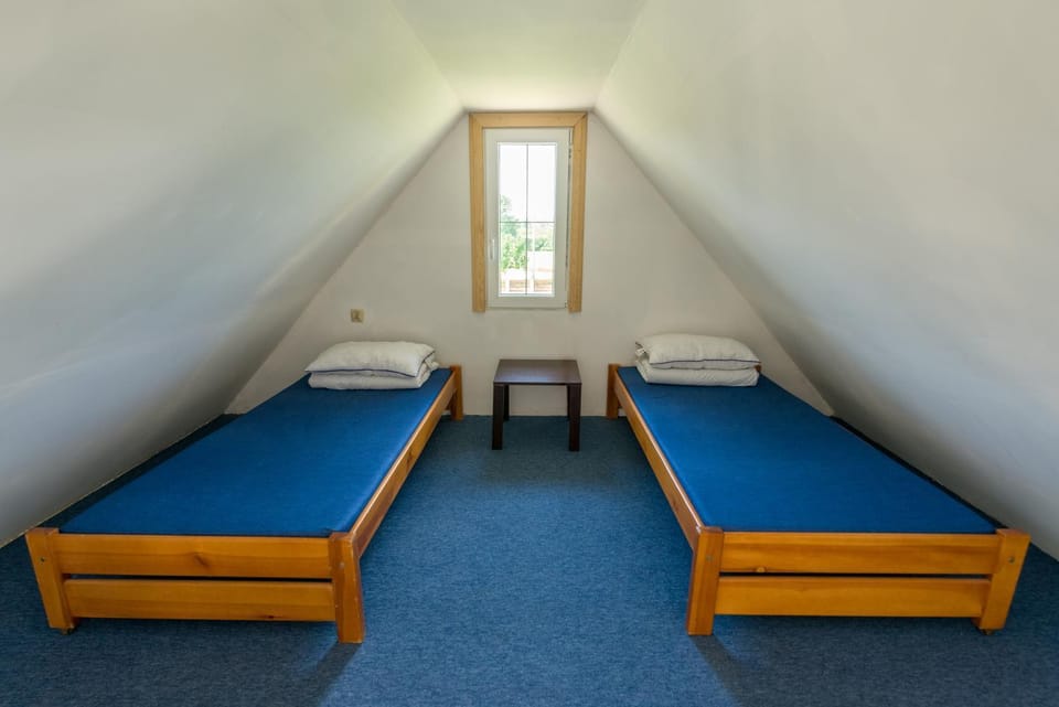 Bed, Photo of the whole room, Bedroom, Garden view, Quiet street view