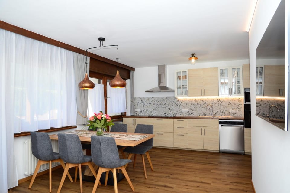 TV and multimedia, Kitchen or kitchenette, Living room, Seating area, Dining area, oven, stove