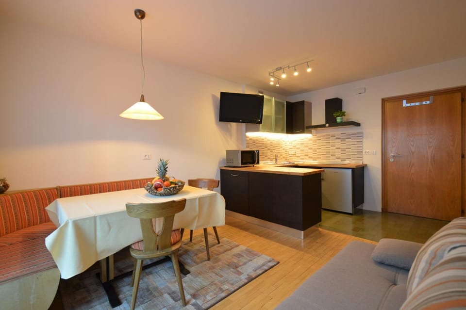 Kitchen or kitchenette, Living room, Seating area, Dining area, microwave, stove