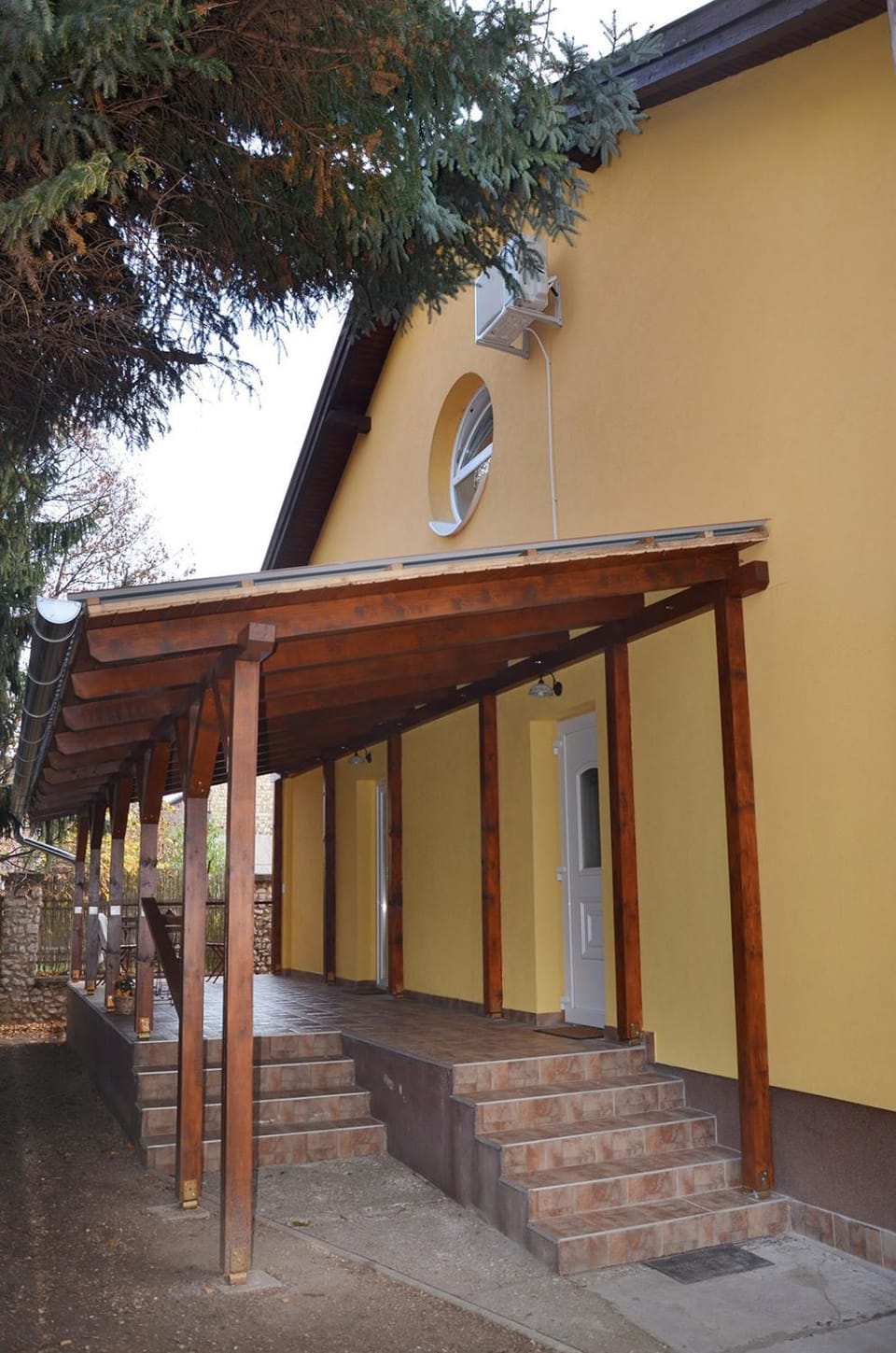 Facade/entrance
