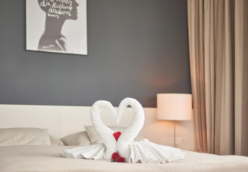 Bed, towels
