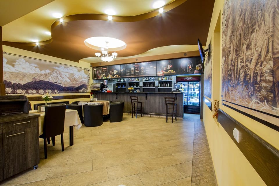 Restaurant/places to eat, Lounge or bar