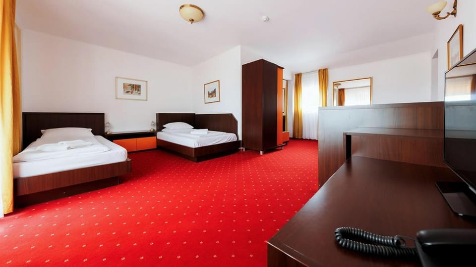 Bed, TV and multimedia, Photo of the whole room