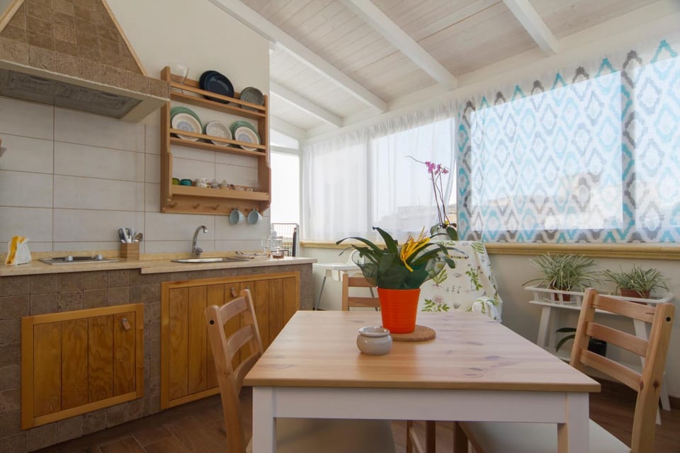 Kitchen or kitchenette, Dining area