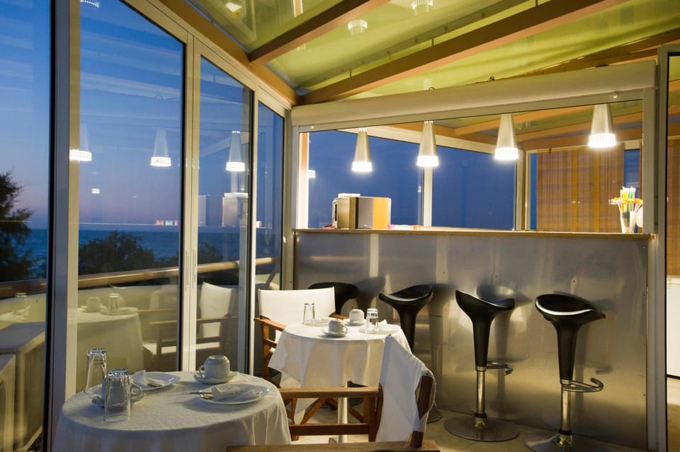 Restaurant/places to eat, Lounge or bar