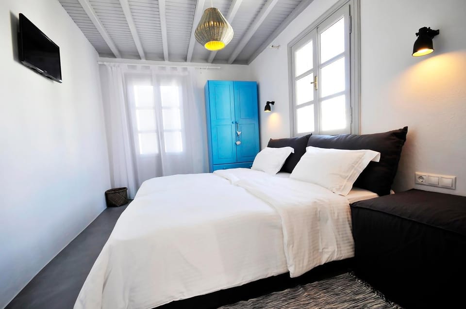 Bed, TV and multimedia, Photo of the whole room, Decorative detail, Bedroom