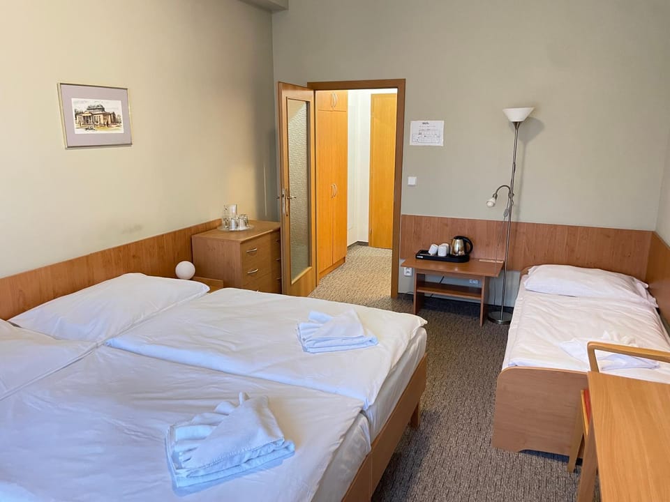 Bed, TV and multimedia, Photo of the whole room, Bedroom, towels