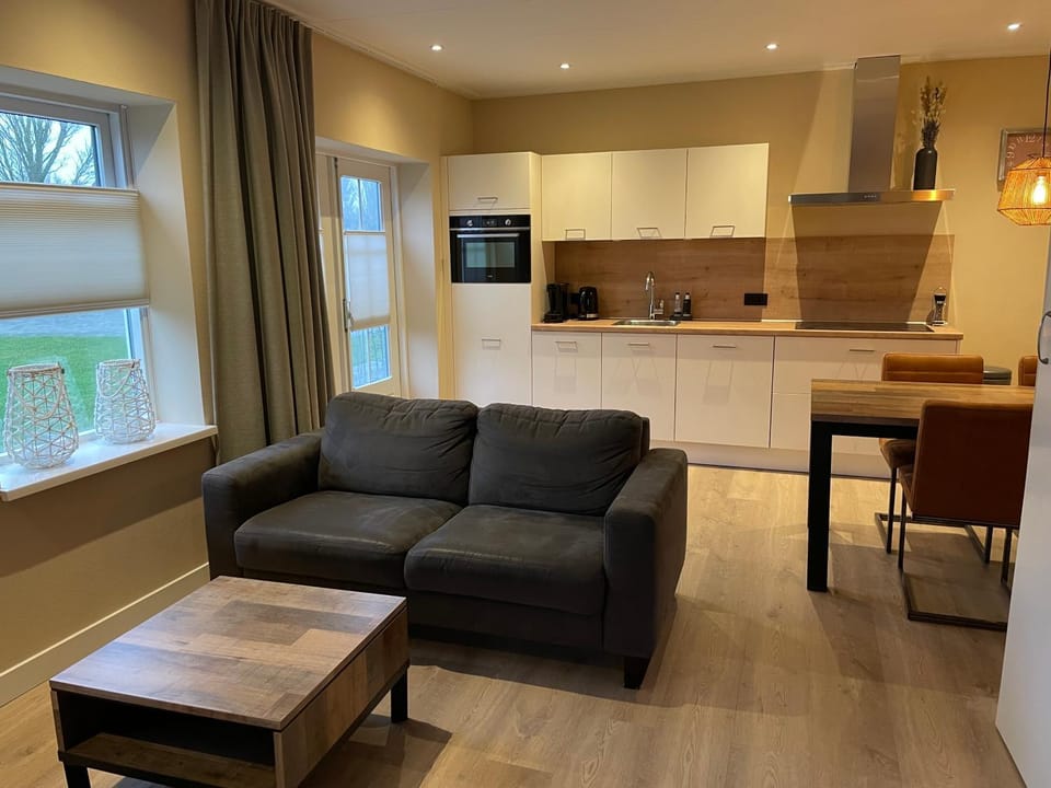 Kitchen or kitchenette, Seating area