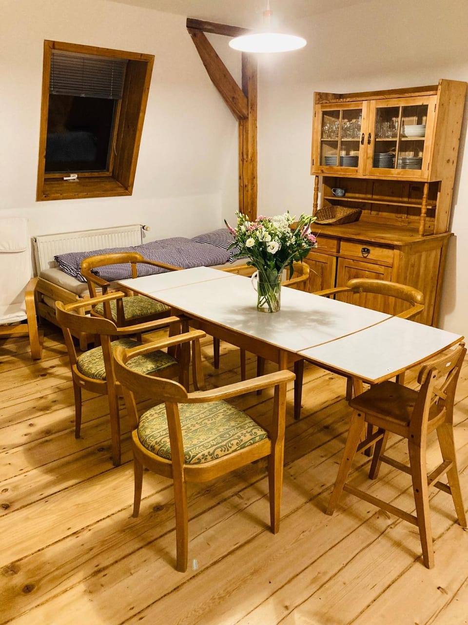 Seating area, Dining area