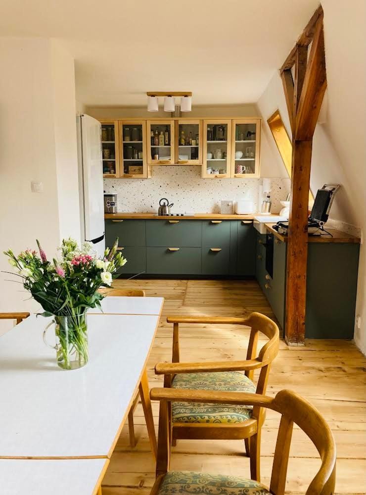 Kitchen or kitchenette, Seating area, Dining area, stove