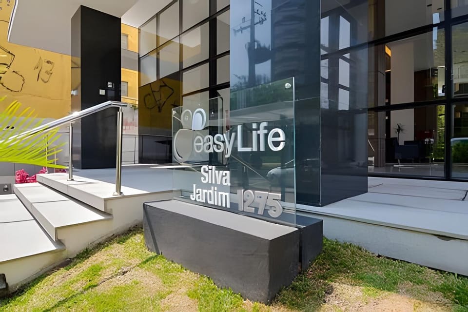 Studio prox shopping Curitiba Wifi, TV a Cabo e ar by UROOMS Apartment in Curitiba
