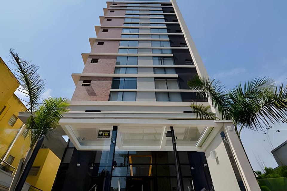 Studio prox shopping Curitiba Wifi, TV a Cabo e ar by UROOMS Apartment in Curitiba