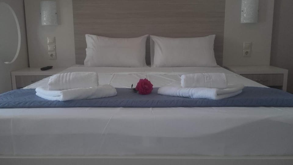 Bed, Bedroom, towels