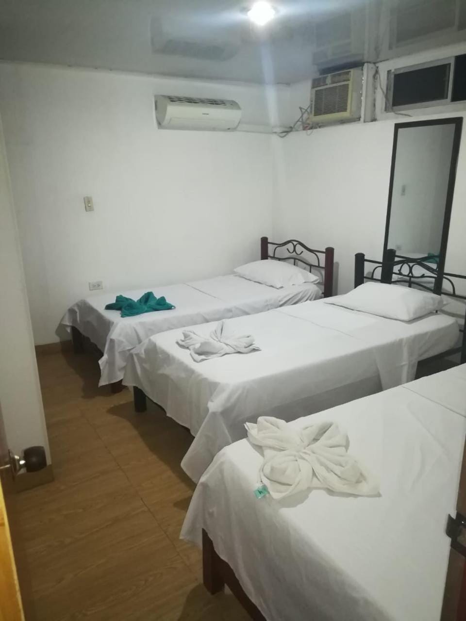Bed, Photo of the whole room, towels, air conditioner