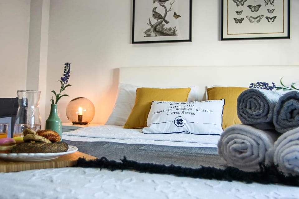 Bed, Food and drinks, Decorative detail, Bedroom, Quiet street view