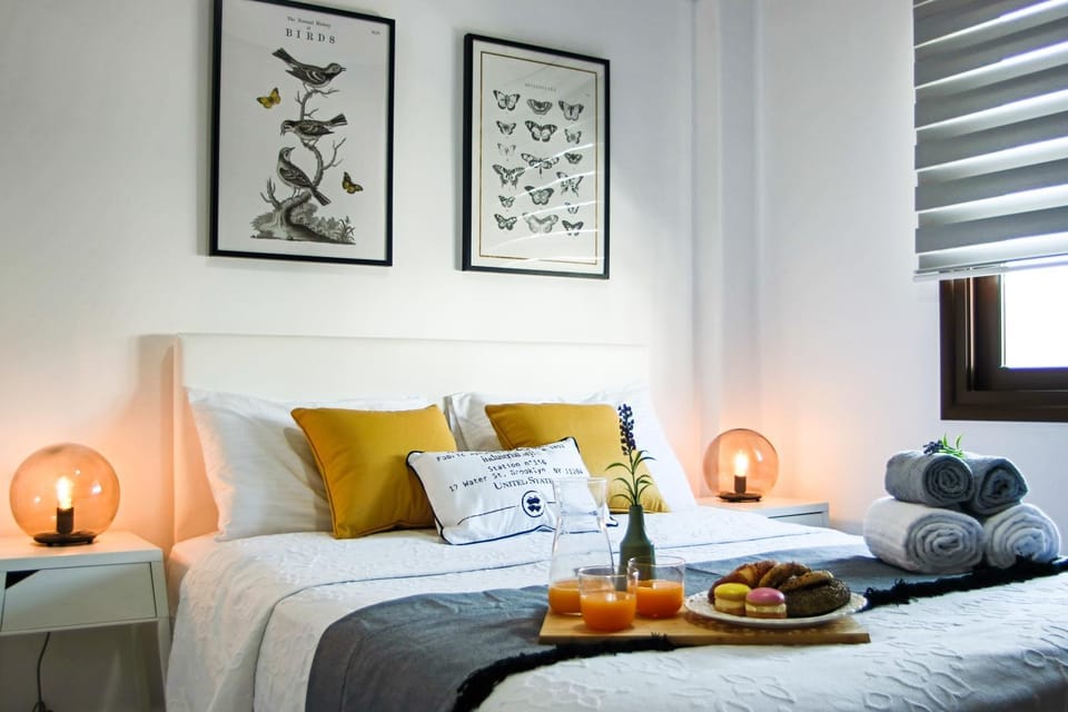 Bed, Decorative detail, Bedroom, Food, Buffet breakfast, Drinks, Quiet street view