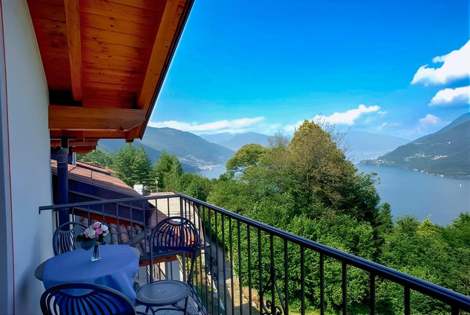 Balcony/Terrace, Lake view, Mountain view