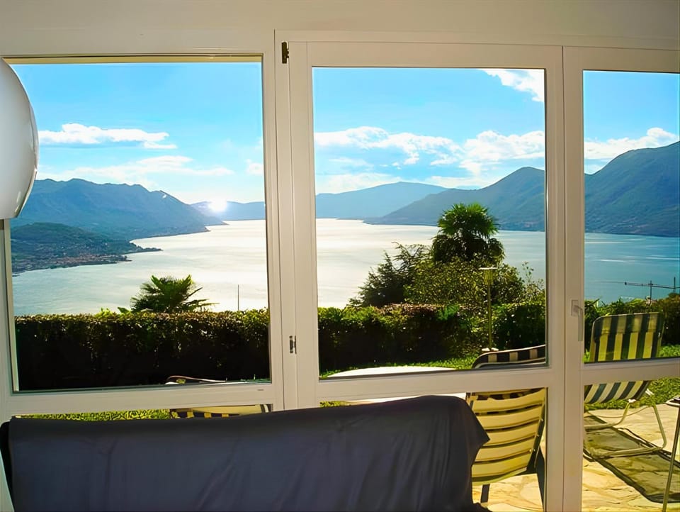 Living room, Lake view, Mountain view