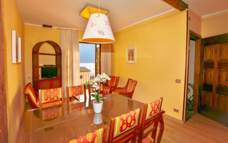 Living room, Dining area, Lake view