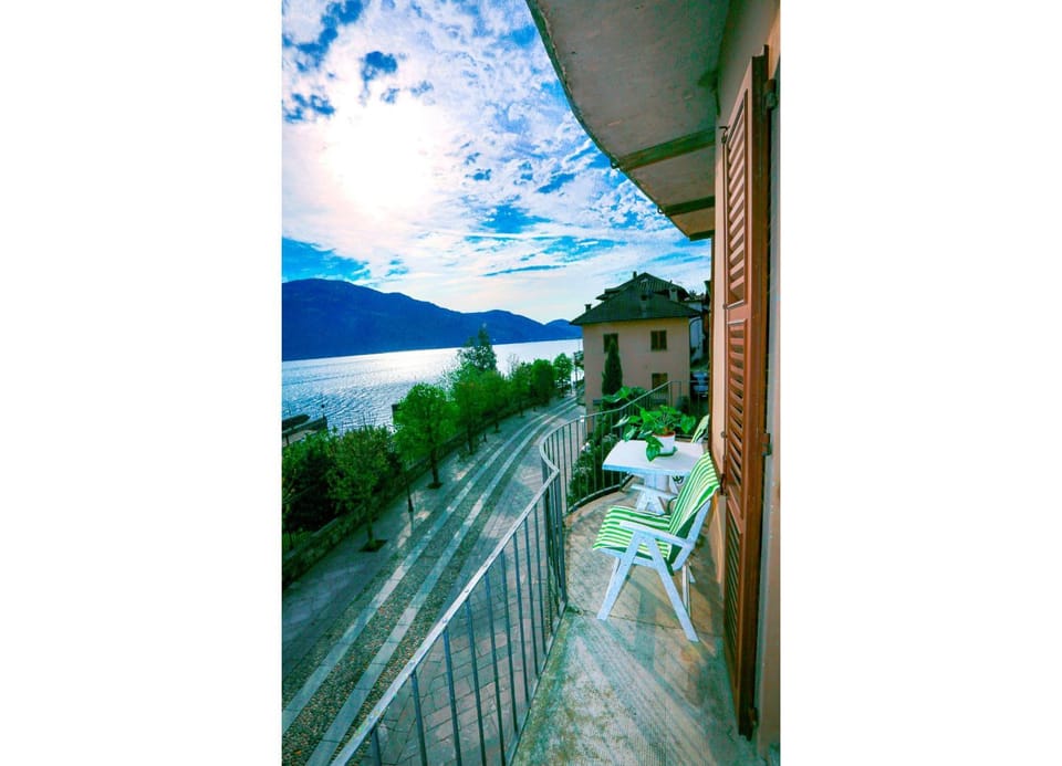 Balcony/Terrace, Lake view, Mountain view