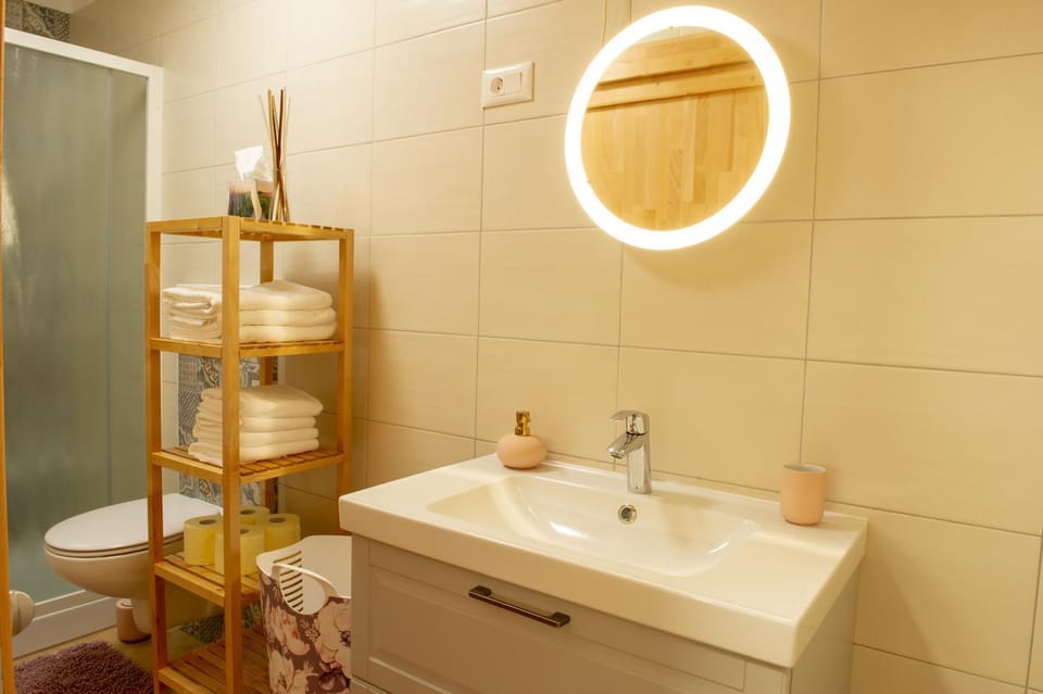 Shower, Toilet, Bathroom, towels