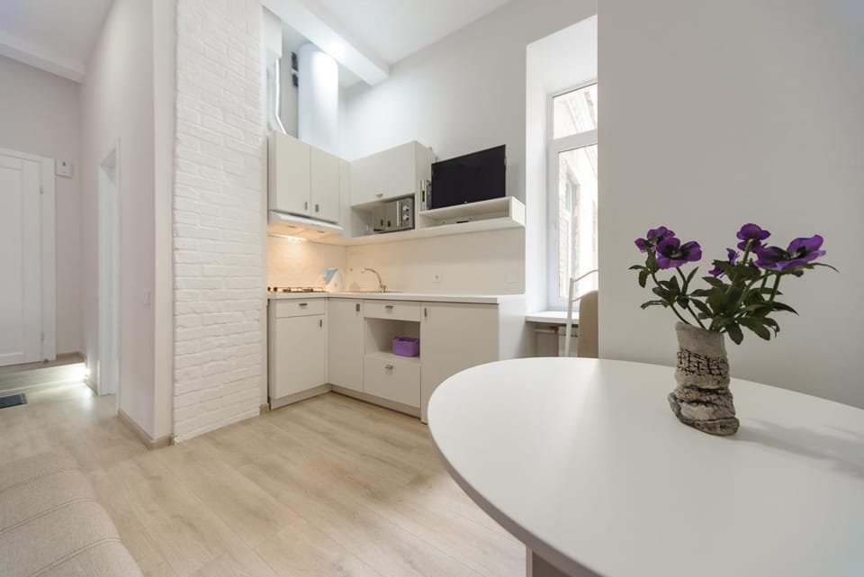 Kitchen or kitchenette, Dining area