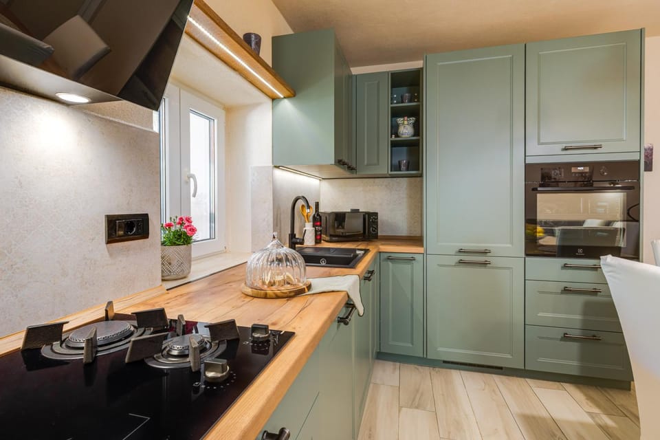 Kitchen or kitchenette, dishwasher, oven, stove