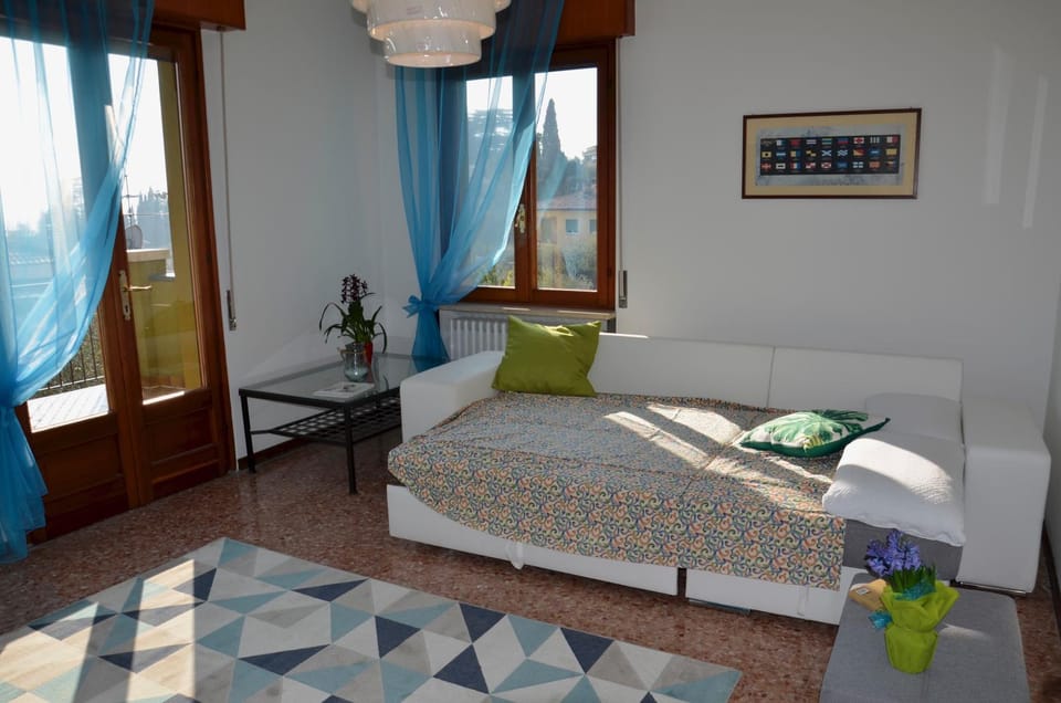 Communal lounge/ TV room, TV and multimedia, Living room, Seating area, Bedroom