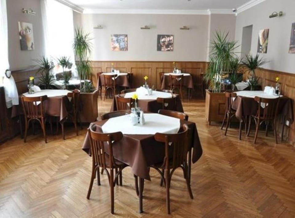 Restaurant/places to eat, People, Food and drinks, Guests, Meals, Lunch, Dinner, Family