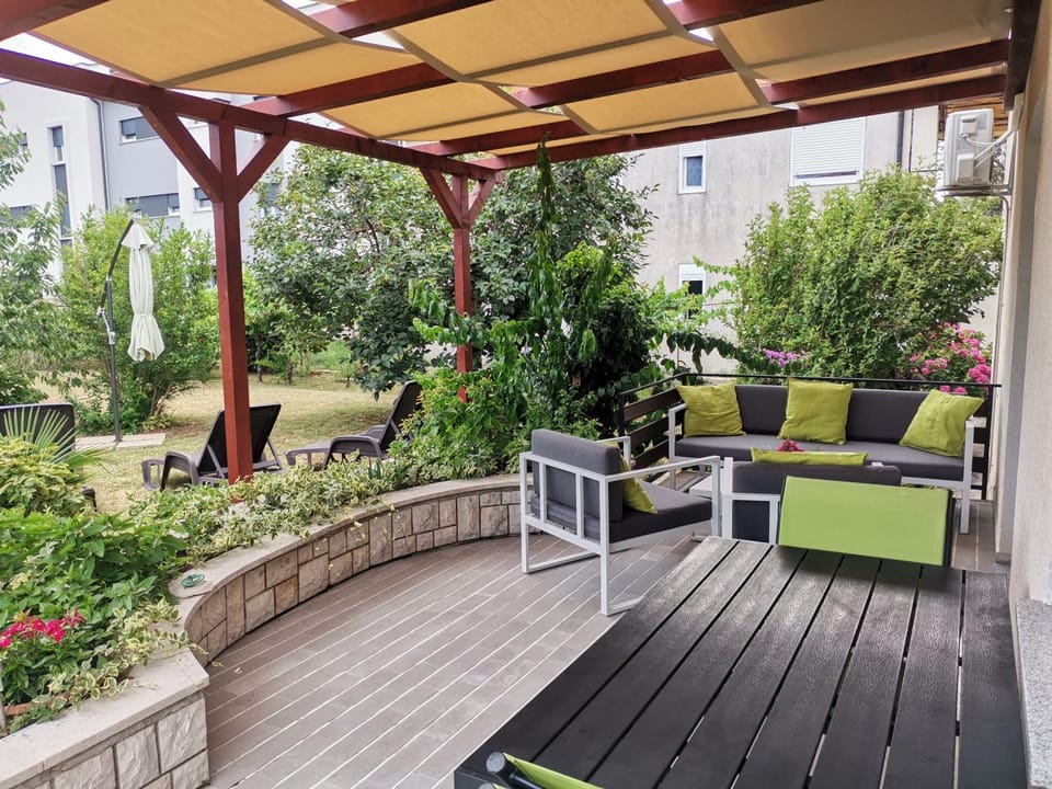 Garden, Balcony/Terrace, Seating area, Garden view