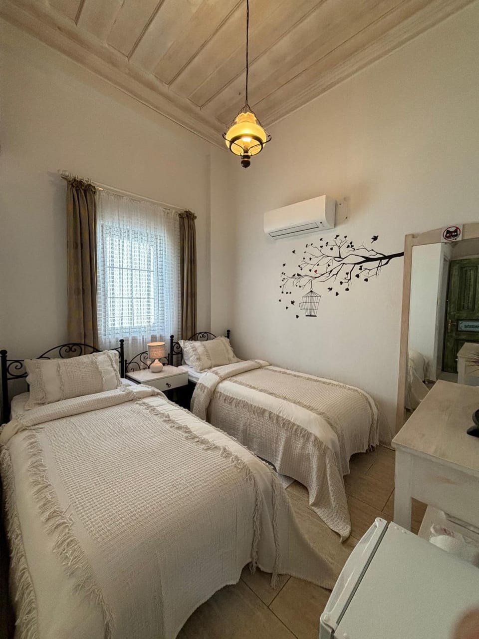 Bed, TV and multimedia, Photo of the whole room, Bedroom, hair dresser, towels, air conditioner