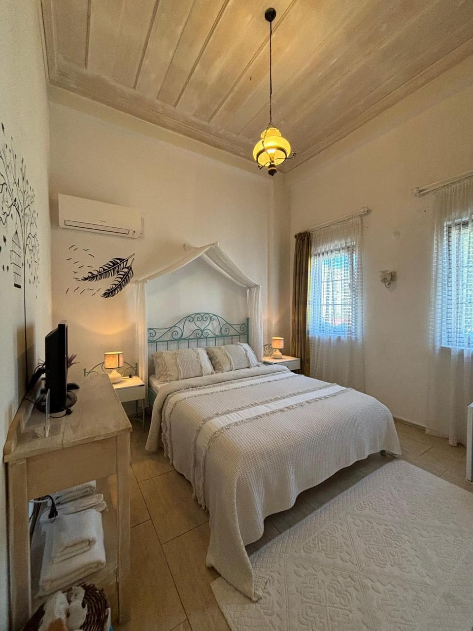 Bed, TV and multimedia, Photo of the whole room, Bedroom, hair dresser, towels
