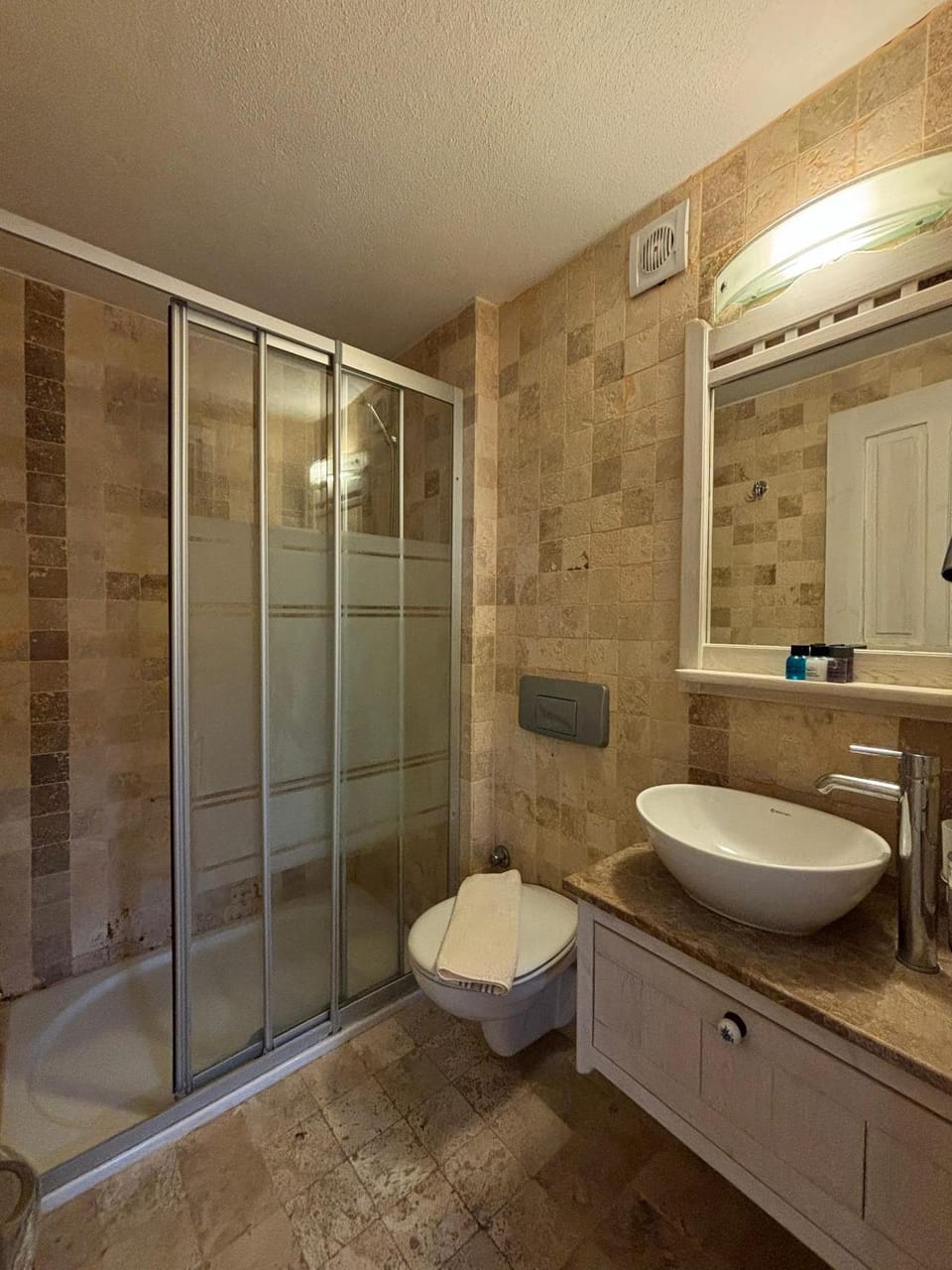 Shower, Toilet, Bathroom, towels