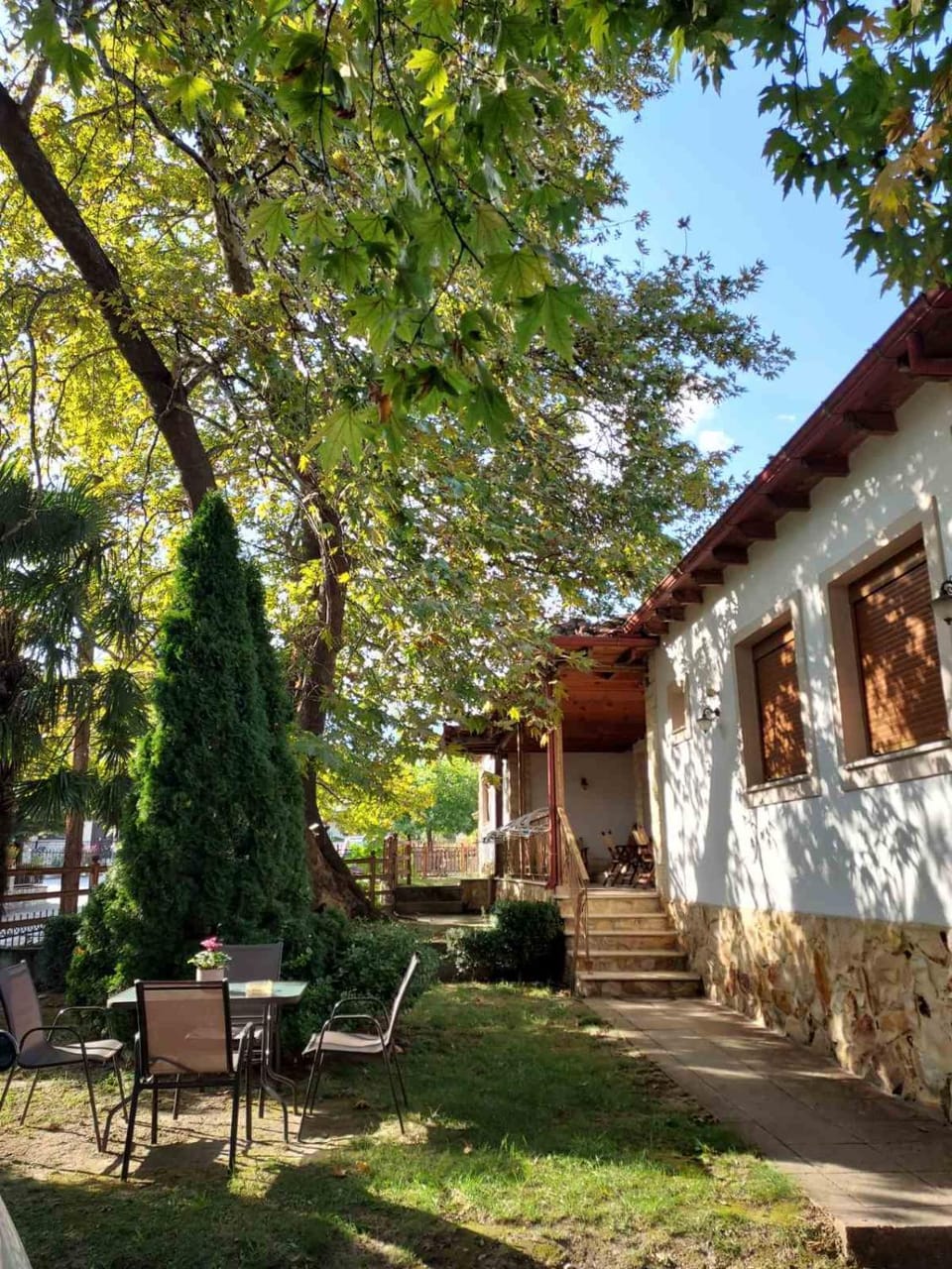 Property building, Patio, Spring, Day, Natural landscape, Garden, Garden view