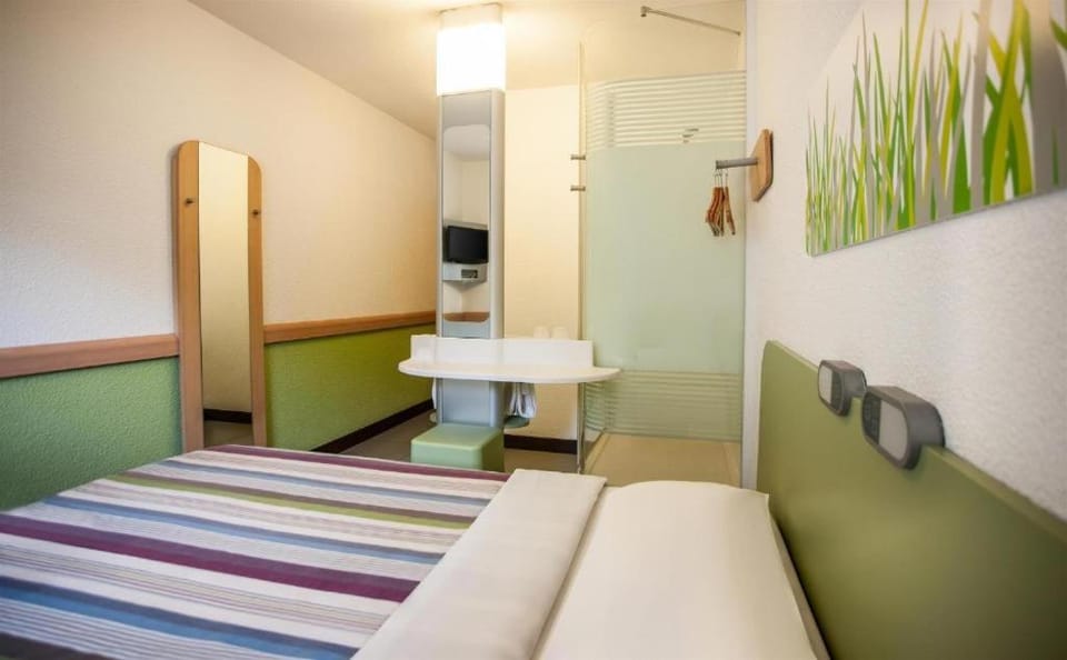 Bed, Bathroom, Photo of the whole room