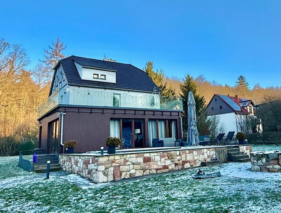 Property building, Day, Natural landscape, Winter, Swimming pool