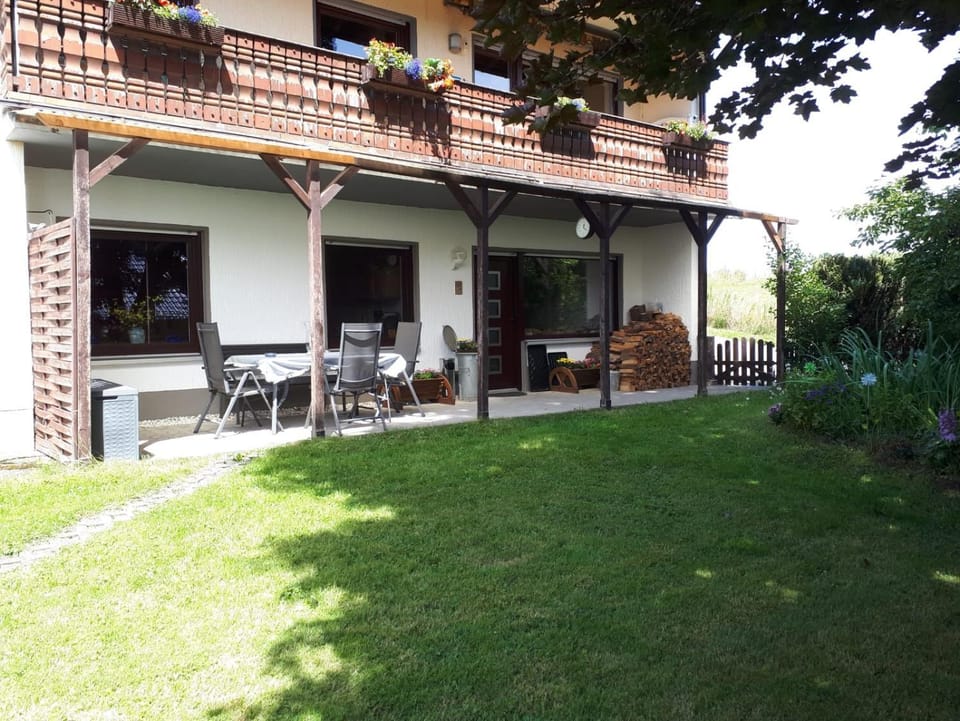 Property building, Facade/entrance, Garden, Balcony/Terrace